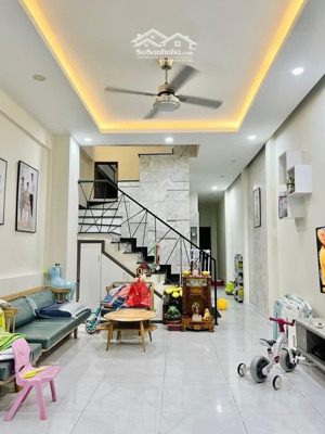bán nhà 1 lầu 1 trệt xây ở kiên cố - thiết kế hiện đại - xd tâm huyết, sân xe hơi - giếng trời