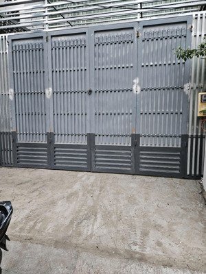 nhà tiền chế mới 100%, đường nhựa, ngang 5m, có gác, cho thuê lâu dài