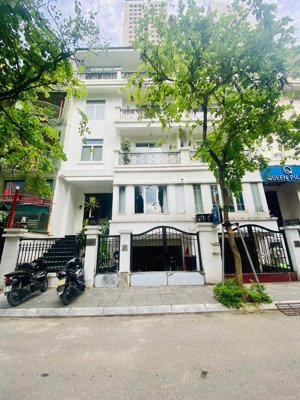 chính chủ cho thuê nhà liền kề khu 201 nguyễn tuân, dt 100m2 * 5 tầng + hầm, thông sàn. giá 50tr/th