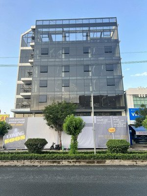 tòa nhà vp 2500m2, mỗi sàn 650m2 đang trống 4 sàn liền kề trống suốt. cho thuê lẻ từ 200m2 386k/m2