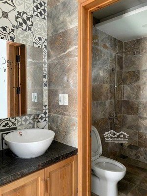 bán tòa căn hộ gần biển mới keng, mặt tiền nguyễn xiển có thang máy, giá đầu tư tốt