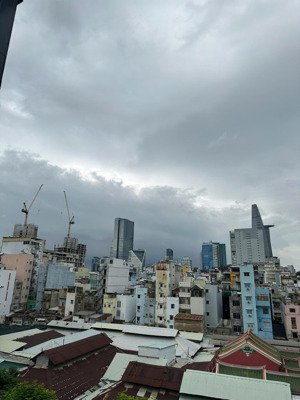 bán nhà mt yersin, q.1. dt: 4 x 17.3m. kc: 7 tầng, tháng máy. hđt: 120tr/th. giá: 40 tỷ