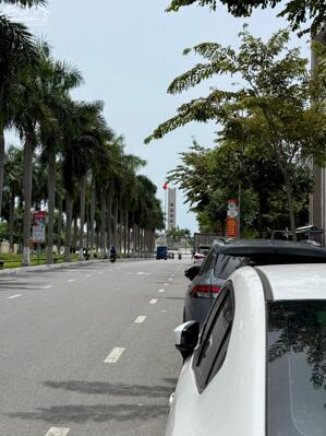 Bán nhà 3 tầng, đường 30 Tháng 4, Hoà Cường Bắc, Hải Châu, Đà Nẵng. Diện tích 158m2 ngang 5m. Giá chỉ 18.3 tỷ