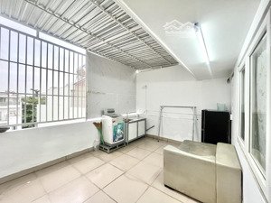 1 phòng ngủ gian sau rộng thoáng full nội thất, có máy giặt riêng