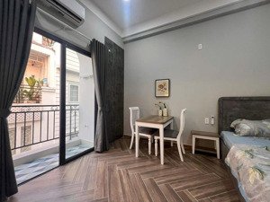 cho thuê phòng 50m2 full nội thất ban công thoáng mát ngay phổ quang, giáp quận 1