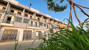 nhà phố trung tâm, vị trí vàng, giá rẻ hơn khu vực 15%