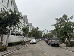 chính chủ cần bán liền kề c38 khu c geleximco mặt nhìn ra biệt thự vip