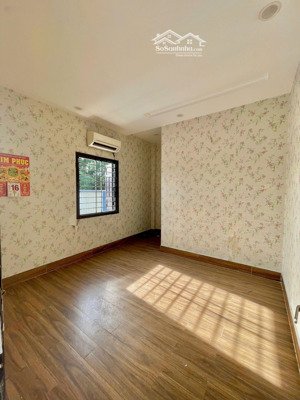 phòng trống cửa sổ trời ngay bình thành kế hồ trái tim giá 2tr5