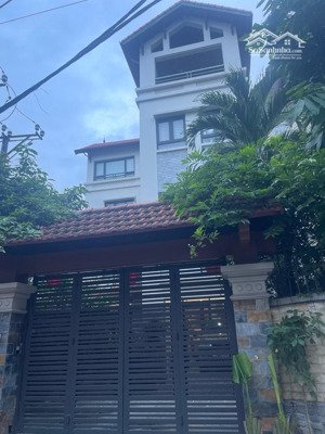 bán biệt thự sân vườn ngọc thuỵ.long biên. full nội thất châu âu nhập khẩu. 190m x 4 tầng giá 30 tỷ