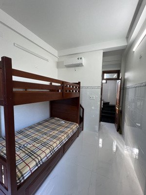 phòng trọ view mặt tiền nguyễn thái học, nội thất đầy đủ, vị trí trung tâm, giờ giấc tự do.