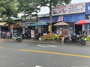 bán mặt tiền chợ 6kiot dòng tiền 24tr/th đất ngay vị trí đắc địa trung tâm thành phố mới 7,5x30m
