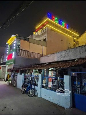 thanh lý khách sạn 3 lầu sát ql 1. có hợp đồng thuê hơn 4 năm.thu nhập ổn định 20 tr/tháng