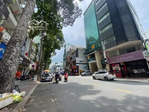 tòa nhà mặt tiền quận 1 , ngang 6,5m dài 27m , hầm 7 lầu , hđt 200tr / tháng . chủ thiện chí bán