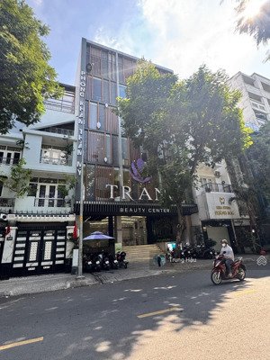 toà nhà mt cao thắng quận 10.. dt.. 13 x 16m - cn 208m2 ... 6 tầng .. hđt 350 triệu ... giá 100 tỷ