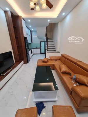 lô góc - 2 thoáng - 15 ratô đỗ - 30 m ra phố - nhà đẹp -nội thất sang - dân xây - lạc long quân