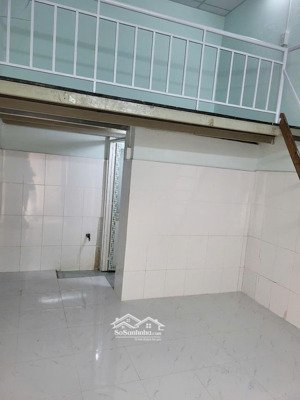 phòng trọ 15m2 có gác lửng ngay chợ tân hương, quận tân phú - vị trí trung tâm, khu dân cư an ninh.