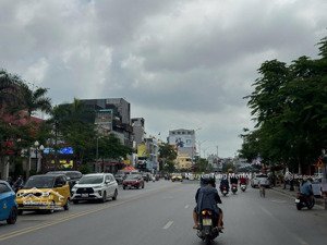 bán nhà mặt đường hồ sen, dòng tiền mỗi năm đạt 720 triệu, vỉa hè riêng hơn 70m², vị trí khan hiếm
