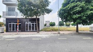 chủ gửi em lô đất ngộp 110m2/2tỷ, đi qua khu vsip 800m và cách quốc lộ 13 chỉ 5p di chuyển , shr