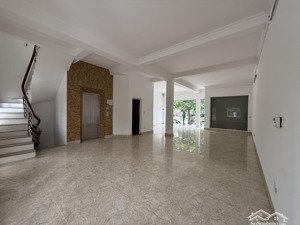 cho thuê sh tp giao lưu, 120m2, 6 tầng, mt 8m, thông sàn, thang máy, nhà đẹp, 65tr