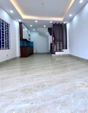 cc b.á.n nhà cầu giấy -mới kính koong - ngõ rộng thoáng mát - ở sướng