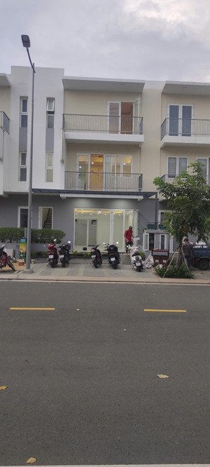 bán shophouse 3pn, 4wc, 228m2 tại dragon village, phú hữu, q.9, giá chỉ với 8,5 tỷ vnd