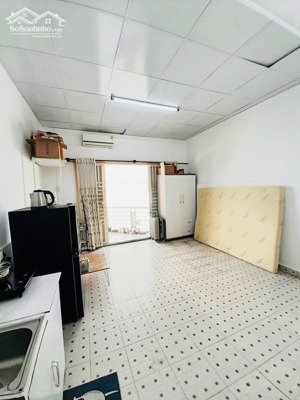 phòng rộng rãi tiện nghi - ban công lớn - nguyễn thượng hiền bình thạnh