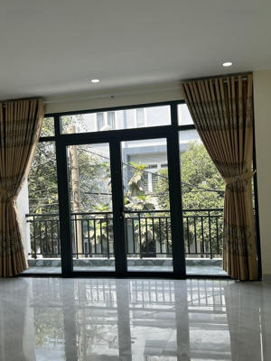 cho thuê phòng có ban công 40m2 giá 3tr, nguyễn duy trinh, phú hữu, bao hết phí, giờ tự do
