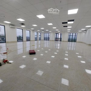 chính chủ em cho thuê mặt sàn tầng 1,2,3. nhà mặt phố lớn. rộng 240m. đồ cb hiện đại. 