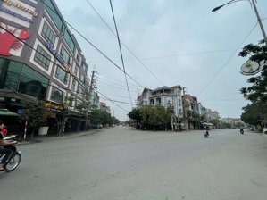 siêu phẩm góc ngã 4 đường quang trung phố mới.
diện tích 97m2 mt 4.92m vị trí đắc địa ngã 4 đường