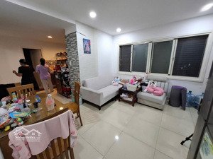 cần bán gấp căn hộ h1, dt 70m2, 2 phòng, giá 3.5 tỷ. lh xem nhà 