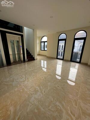 CHO THUÊ NHÀ PHỐ KẾ BÊN TRƯỜNG VINSCHOOL, THANG MÁY-MÁY LẠNH- 5 TẦNG