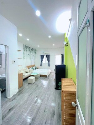 căn hộ full nội thất có cửa sổ thoáng mát thích quảng đức - phú nhuận