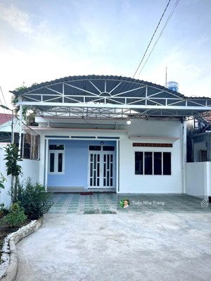chính chủ càn bán nhà cấp 4 lô góc 2 mặt tiền. vĩnh hiệp, nha trang
