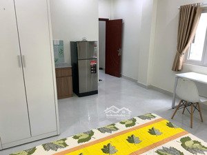 căn full nội thất, 2 cửa số thoáng mát ở quận 4