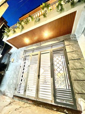 - nhà nguyễn duy p12 q8. cách mặt tiền chỉ 50m .