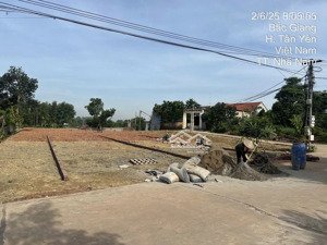đường rộng ô tô tránh nhau tại thị trấn nhã nam chỉ hơn 500tr