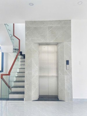 cho thuê nhà phố trục thông đông đúc nhất manhattan, hoàn thiện, có thang máy + 5 máy lạnh giá 28tr