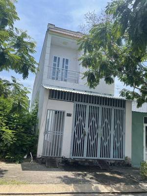 cần bán căn nhà 1 trệt 1 lầu kdc long hậu nam sài gòn. dt: 5m x 18m giá 3.2 tỷ. sổ hồng riêng