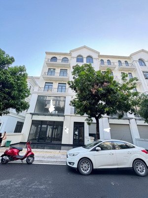 bán nhà phố 135m2 mặt tiền 9m manhattan đã có sổ, hoàn thiện cơ bản, giá tốt 25tỉ6