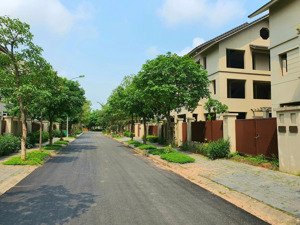 biệt thự 240m2. duy nhất 1 căn vị trí cực đẹp. liên hệ ngay 