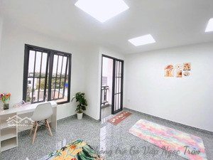 trống phòng mới xây có ban công thoáng mát