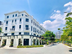 định cư nước ngoài nên cần bán shophouse song hành lakeview city, giá 24,9 tỷ. lh 