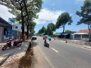 bán đất tặng nhà cấp 4 cũ mặt tiền lê hồng phong - phước hòa - nha trang. gần vân đồn