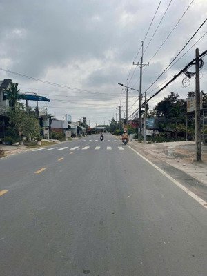 bán gấp nhà mt hùng vương nhơn trạch, nhà lầu mới đẹp, giá rẻ 5,8tỷ, sr chính chủ. gọi ngay 24/24h