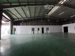 thuê kho, nhà xưởng quận 7 dt 500m2 có văn phòng, wc, điện nước đủ - lâu dài trên 3 năm