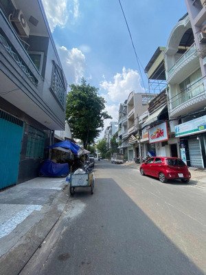 bán biệt thự xa hoa đường trần hưng đạo,q1. dt : 10 x25m. 1 hầm 5 lầu. giá 65 tỷ