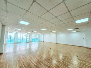 cho thuê văn phòng tân bình dt 160m2 giá rẻ, sàn đẹp không vướng cột, view đẹp, ánh sáng đầy đủ.