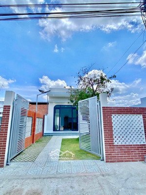 bán nhà nghĩ dưỡng 118m2, có sân vườn . nhà đầy đủ nội thất. chỉ có 750tr ( vay nh được ).