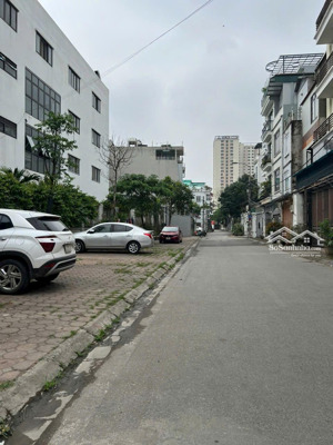 đất mặt công viên - thạch bàn - đường 8m ô tô tránh vỉa hè 7m - kinh doanh - dt 52 m2