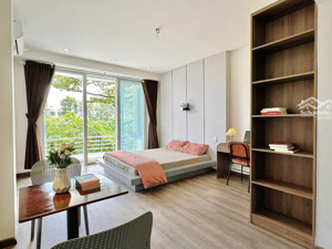 trống phòng quận 1 có ban công view bờ sông đẹp full nội thất thoáng mát